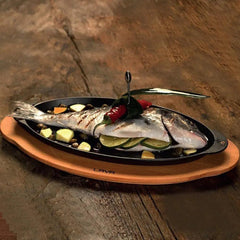 طبق سمك من الحديد الزهر مطلي بالمينا مع طبق خشبي مقاس 15 × 29 سم، طبق سيزلر السمك، طبق سيزلر، طبق شريحة لحم، للمطعم، المنزل