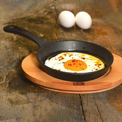 Lava Enameled Cast Iron Frying Pan With Wooden Plate, Cast Iron Skillet, Enameled Non Stick Griddle With Handle, Naturally Non Stick, Dishwasher Safe, Diameter 16 cm